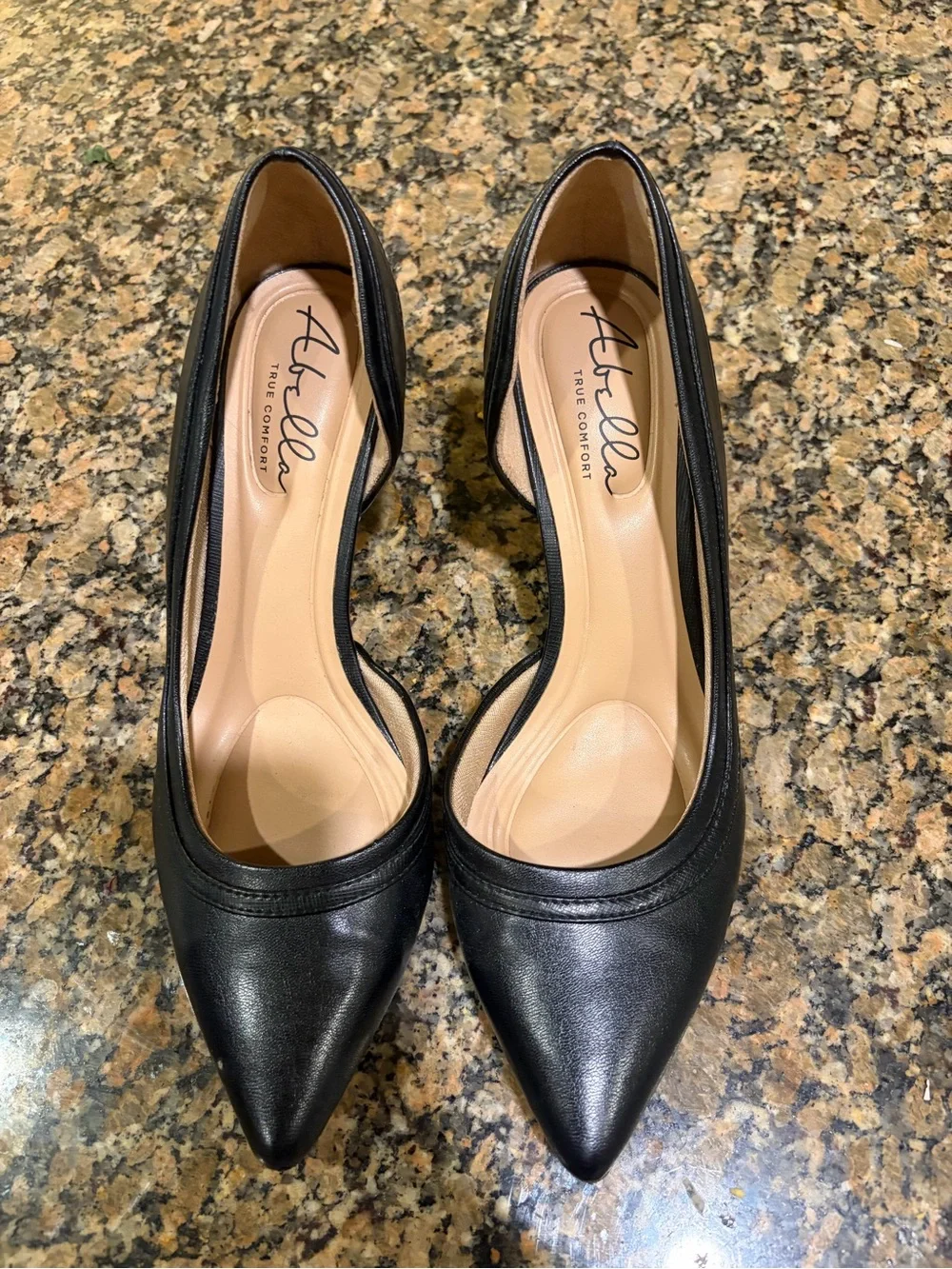 Abella Women's Black Pointed-Toe Pumps